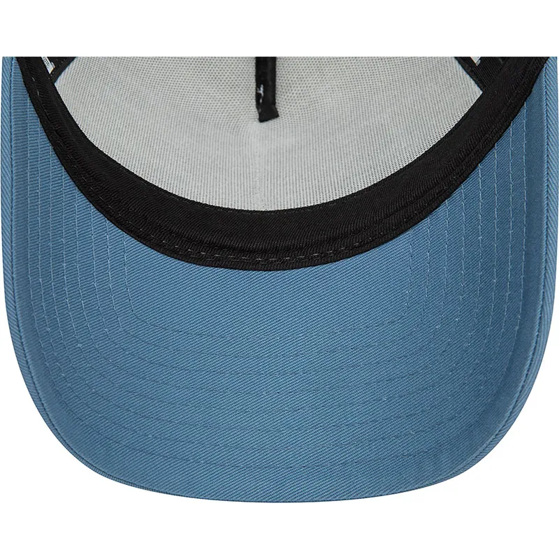 vit-och-bla-trucker-keps-a-frame-character-rick-och-morty-fran-new-era