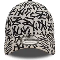bojd-beige-och-svart-justerbar-keps-9forty-monogram-fran-new-york-yankees-mlb-av-new-era