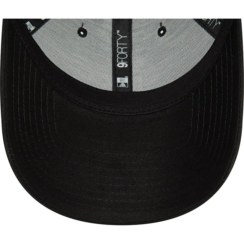 svart-bojd-justerbar-keps-9forty-fran-new-era