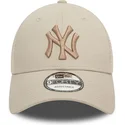 beige-truckerkeps-med-beige-logo-9forty-home-field-new-york-yankees-mlb-fran-new-era