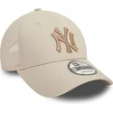beige-truckerkeps-med-beige-logotyp-9forty-home-field-new-york-yankees-mlb-fran-new-era