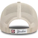 beige-truckerkeps-med-beige-logo-9forty-home-field-new-york-yankees-mlb-fran-new-era