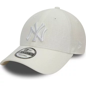 Justerbar vit böjd keps med vitt logo 9FORTY Linen från New York Yankees MLB av New Era
