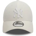 kepsar-curva-vit-justerbart-band-9forty-linen-fran-new-york-yankees-mlb-av-new-era