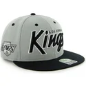 gra-flat-snapback-keps-med-los-angeles-kings-nhl-bokstavslogotyp-fran-47-brand