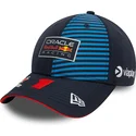 morkbla-snapback-keps-med-bojd-skarm-max-verstappen-9forty-fran-red-bull-racing-formula-1-av-new-era