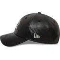 svart-justerbar-kurvad-keps-9forty-leather-fran-new-york-yankees-mlb-av-new-era