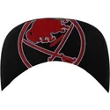 svart-platt-snapback-keps-med-buffalo-sabres-nhl-logotyp-i-bokstaver-fran-47-brand