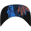 svart-flat-keps-med-bla-logotyp-snapback-med-bokstavslogotyp-for-chicago-blackhawks-nhl-fran-47-brand