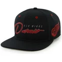 svart-snapback-keps-med-platt-skarm-och-detroit-red-wings-nhl-logga-i-text-fran-47-brand