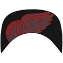 svart-snapback-keps-med-platt-skarm-och-detroit-red-wings-nhl-logga-i-text-fran-47-brand