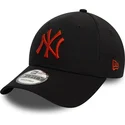 svart-justerbar-bojd-keps-med-rod-logotyp-9forty-league-essential-new-york-yankees-mlb-fran-new-era