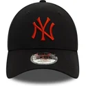 svart-justerbar-bojd-keps-med-rod-logotyp-9forty-league-essential-new-york-yankees-mlb-fran-new-era