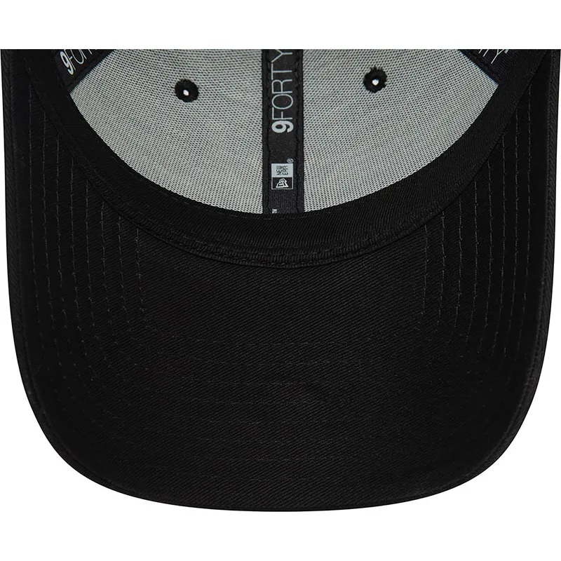 svart-bojd-justerbar-keps-med-rod-logotyp-9forty-league-essential-fran-new-york-yankees-mlb-av-new-era