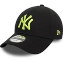 svart-justerbar-kurvad-keps-med-gront-logo-9forty-league-essential-fran-new-york-yankees-mlb-av-new-era
