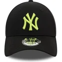justerbar-svart-bojd-keps-med-gront-logo-9forty-league-essential-av-new-york-yankees-mlb-fran-new-era