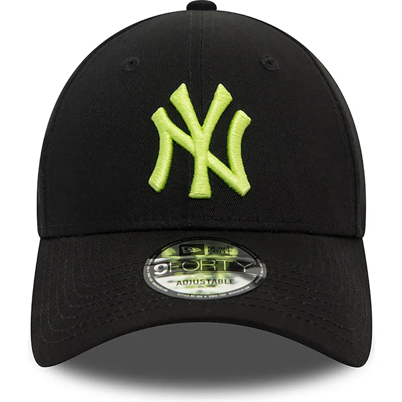 svart-justerbar-kurvad-keps-med-gront-logo-9forty-league-essential-fran-new-york-yankees-mlb-av-new-era