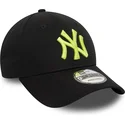 justerbar-svart-bojd-keps-med-gront-logo-9forty-league-essential-av-new-york-yankees-mlb-fran-new-era