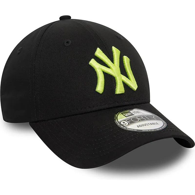 svart-justerbar-kurvad-keps-med-gront-logo-9forty-league-essential-fran-new-york-yankees-mlb-av-new-era