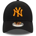 svart-justerbar-bojd-keps-med-orange-logotyp-9forty-league-essential-av-new-york-yankees-mlb-fran-new-era