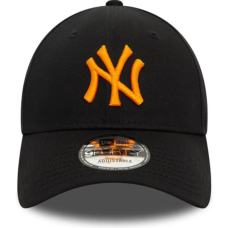 svart-justerbar-bojd-keps-med-orange-logotyp-9forty-league-essential-av-new-york-yankees-mlb-fran-new-era