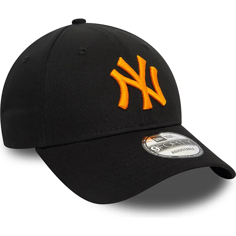svart-justerbar-bojd-keps-med-orange-logotyp-9forty-league-essential-av-new-york-yankees-mlb-fran-new-era