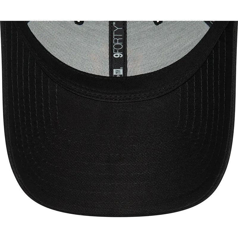 svart-justerbar-bojd-keps-med-orange-logotyp-9forty-league-essential-av-new-york-yankees-mlb-fran-new-era