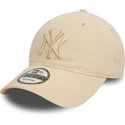 beige-justerbar-keps-med-bojd-skarm-och-beige-logo-9twenty-league-essential-new-york-yankees-mlb-fran-new-era