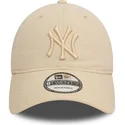 beige-justerbar-keps-med-bojd-skarm-och-beige-logo-9twenty-league-essential-new-york-yankees-mlb-fran-new-era