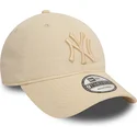 beige-justerbar-keps-med-bojd-skarm-och-beige-logo-9twenty-league-essential-new-york-yankees-mlb-fran-new-era
