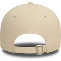 beige-justerbar-keps-med-bojd-skarm-och-beige-logo-9twenty-league-essential-new-york-yankees-mlb-fran-new-era