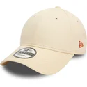 beige-justerbar-bojd-keps-med-rod-logotyp-9forty-essential-fran-new-era