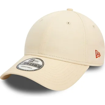 Beige justerbar böjd keps med rött logo 9FORTY Essential från New Era