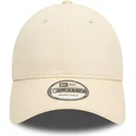 beige-justerbar-bojd-keps-med-rod-logotyp-9forty-essential-fran-new-era