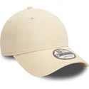 gorra-curva-beige-ajustable-con-logo-rojo-9forty-essential-de-new-era