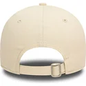 beige-justerbar-bojd-keps-med-rod-logotyp-9forty-essential-fran-new-era