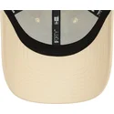 beige-justerbar-bojd-keps-med-rod-logotyp-9forty-essential-fran-new-era