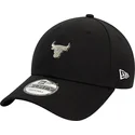 svart-justerbar-kurvad-keps-9forty-metallic-pin-fran-chicago-bulls-nba-av-new-era