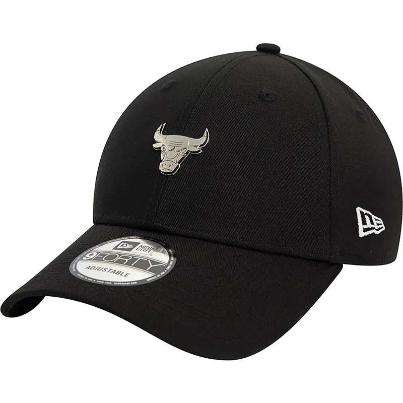 svart-justerbar-kurvad-keps-9forty-metallic-pin-fran-chicago-bulls-nba-av-new-era