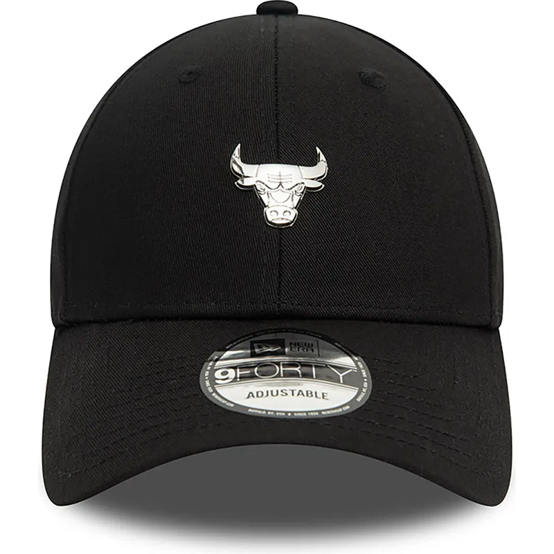 svart-justerbar-kurvad-keps-9forty-metallic-pin-fran-chicago-bulls-nba-av-new-era