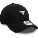 svart-justerbar-kurvad-keps-9forty-metallic-pin-fran-chicago-bulls-nba-av-new-era