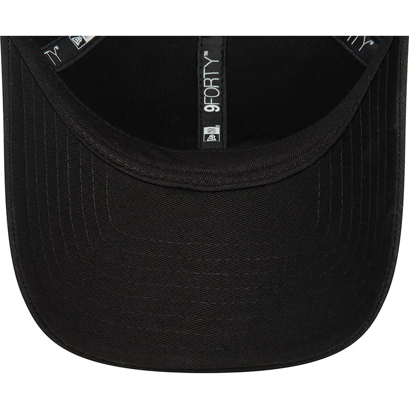 svart-justerbar-kurvad-keps-9forty-metallic-pin-fran-chicago-bulls-nba-av-new-era