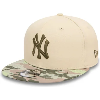 Beige platt snapback keps med grön logotyp för pojke 9FIFTY Contrast från New York Yankees MLB av New Era