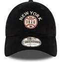 svart-justerbar-kurvkeps-the-empire-state-9twenty-cord-fran-new-york-stader-och-strander-av-new-era