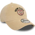 beige-justerbar-bojd-keps-the-empire-state-9twenty-cord-fran-new-york-stader-och-strander-av-new-era