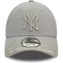 justerbar-gra-bojd-keps-med-gra-new-york-yankees-mlb-9forty-flame-logga-fran-new-era