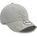justerbar-gra-bojd-keps-med-gra-new-york-yankees-mlb-9forty-flame-logga-fran-new-era