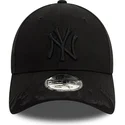 svart-justerbar-kurvad-keps-med-svart-logotyp-9forty-flame-fran-new-york-yankees-mlb-av-new-era