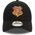 svart-justerbar-kurvad-keps-9forty-hogwarts-harry-potter-fran-new-era