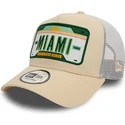 beige-och-vit-truckerkeps-a-frame-license-plate-fran-miami-cities-and-beaches-av-new-era